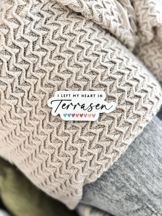 'I left my heart in Terrasen' Sticker (Licensed SJM/Throne of Glass Collection)